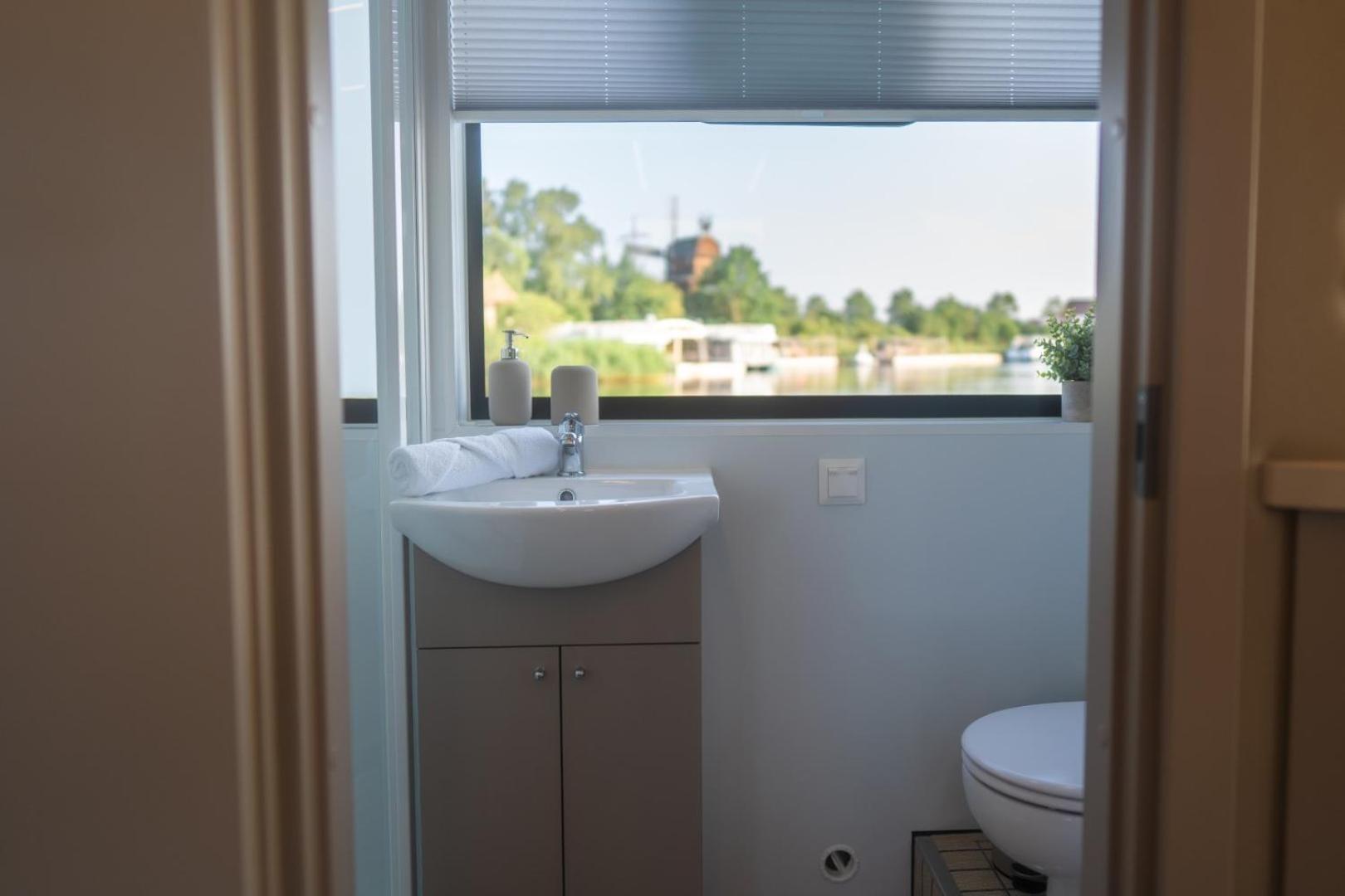 Lieblingsplatz Parey - Schwimmendes Living Luxboot Otel Dış mekan fotoğraf