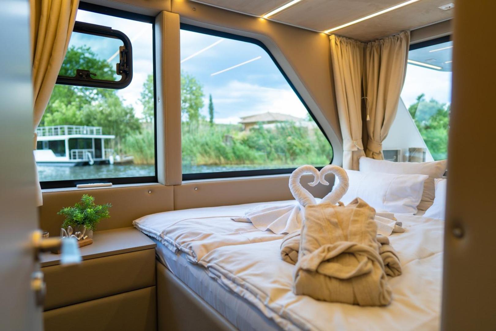 Lieblingsplatz Parey - Schwimmendes Living Luxboot Otel Dış mekan fotoğraf